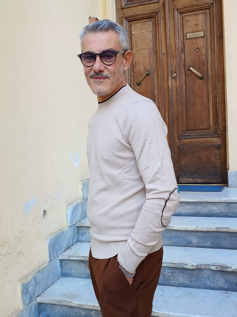 MAGLIA GIROCOLLO CON TOPPE AI GOMITI E RIFINITURE COLORATE MARKUP